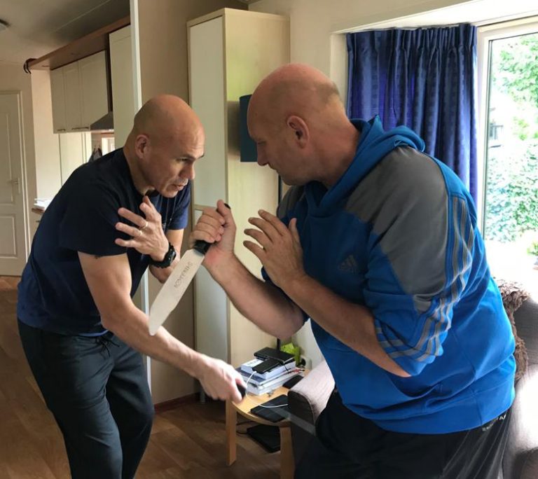 Zelfverdediging buig licht voorover in elk mesgevecht!